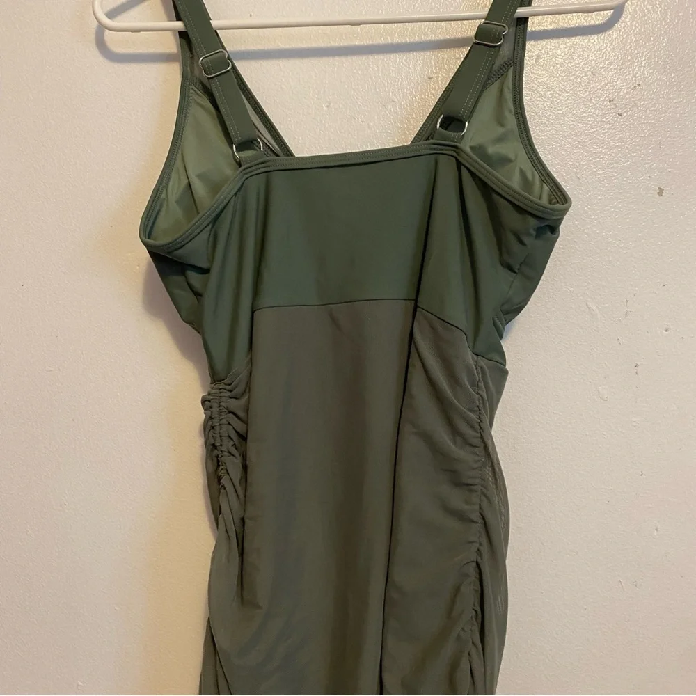 Blooming Jelly Green Swimsuit One Piece Size Large New‎
